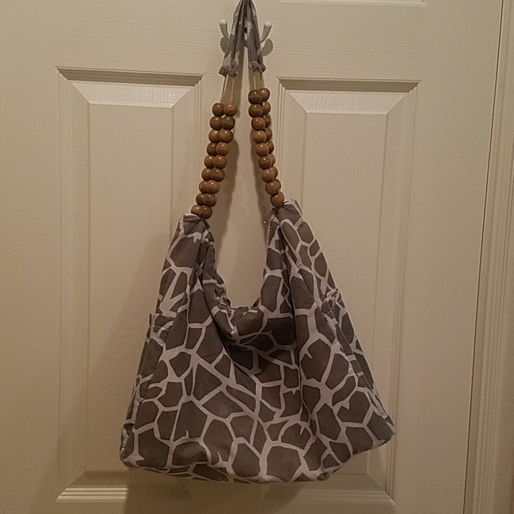 Gray and white fun shoulder bag.